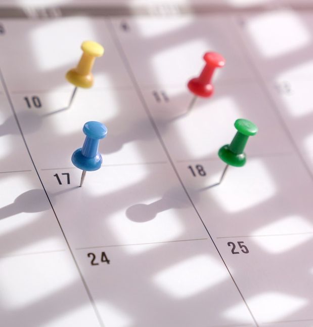 detalle hotja calendario con chinchetas de colores sobre recuadros