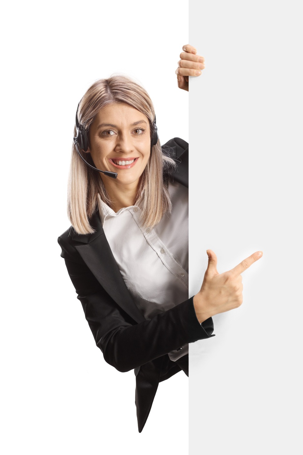 mujer rubia telefonista sujeta puerta y mira a camara sonriente